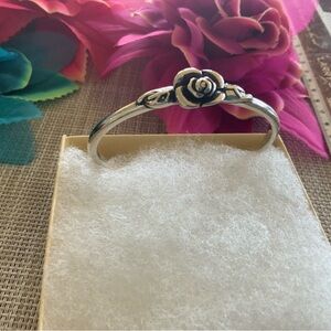 ♥️BRAND NEW♥️ Heavy 925 sterling silver bracelet.Wth a rose and petals.🌹♥️